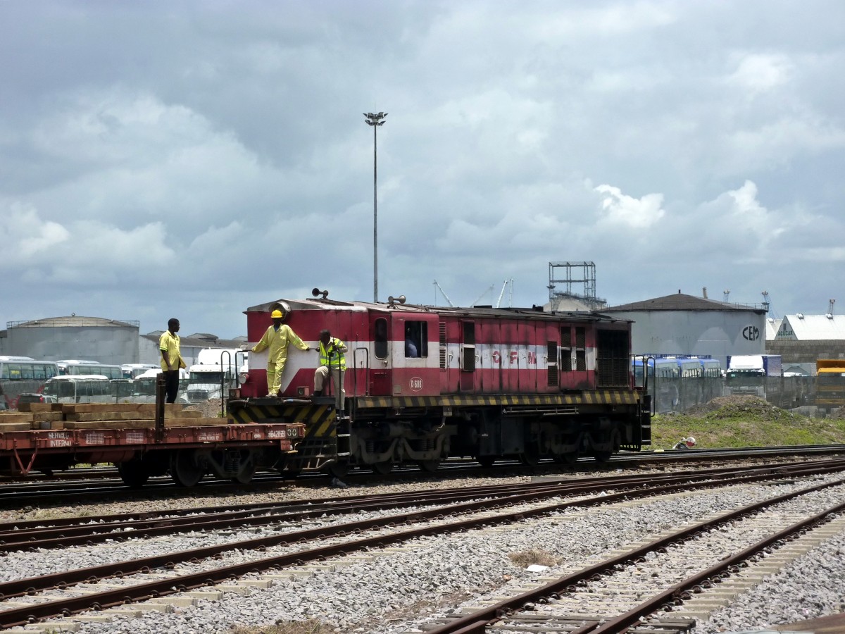 Eine Diesellok bei Rangierarbeiten in Maputo im Dezember 2014.