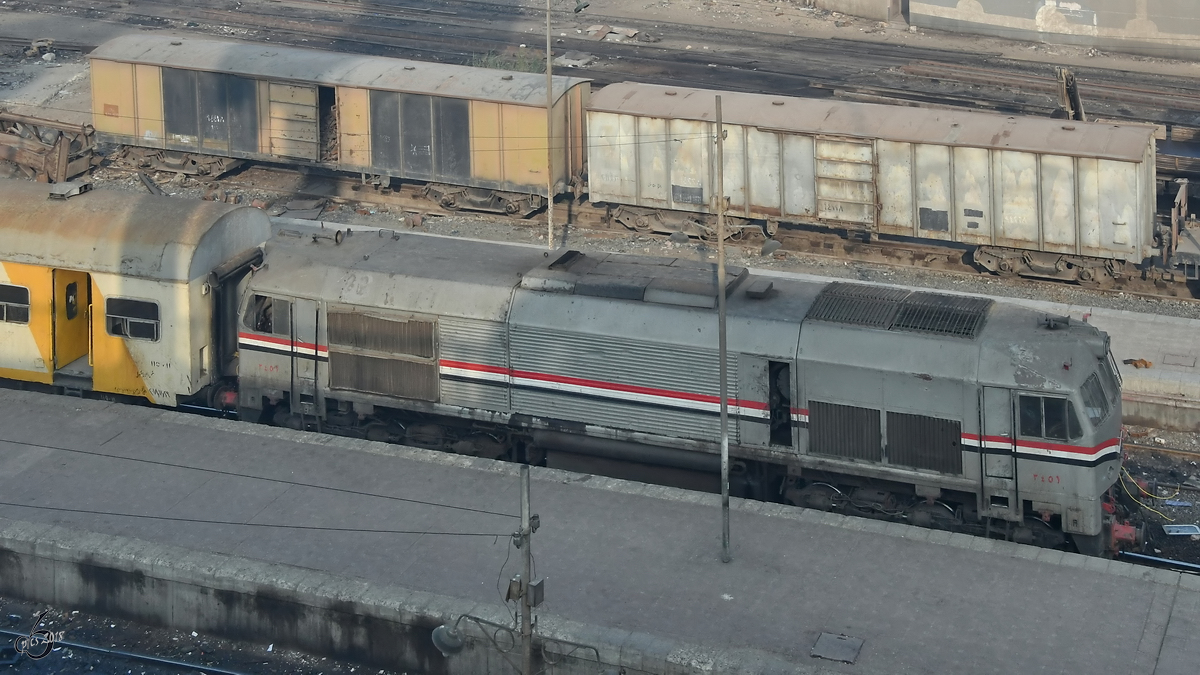 Eine Diesellok Mitte Dezember 2018 am Hauptbahnhof von Kairo.