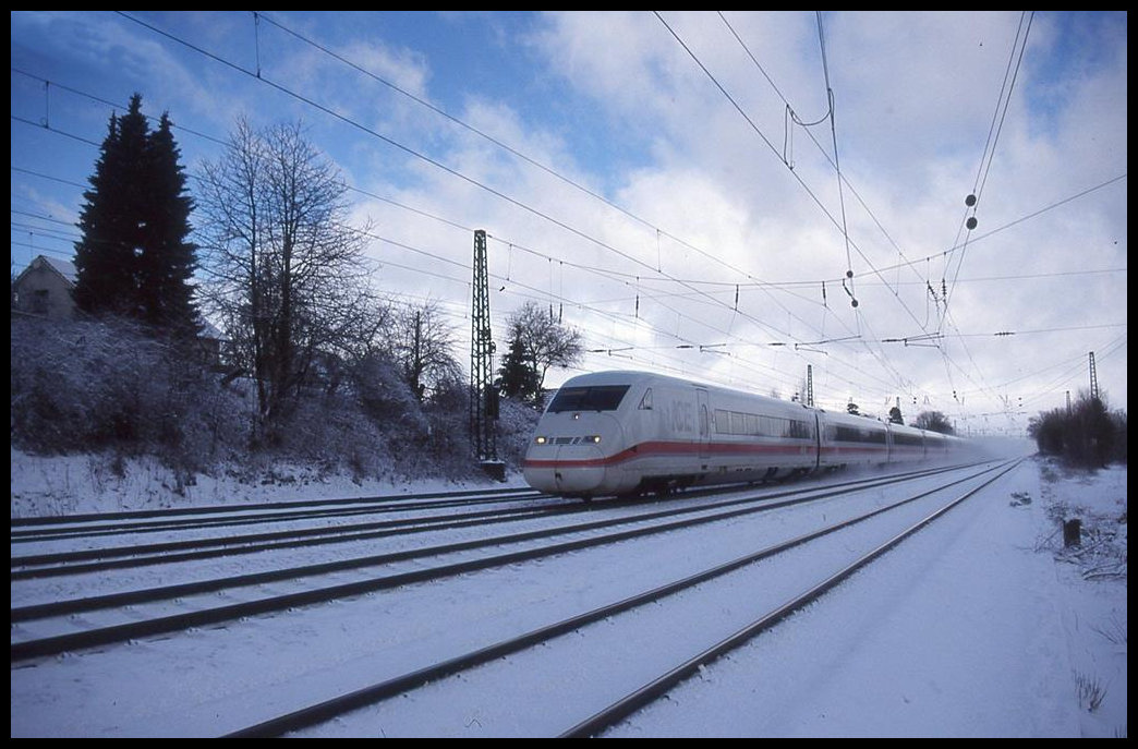 Eine Doppel Einheit ICE 2 ist hier am 17.2.1999 bei Hiddenhausen Schweicheln bei herrlichem Winterwetter in Richtung Ruhrgebiet unterwegs.