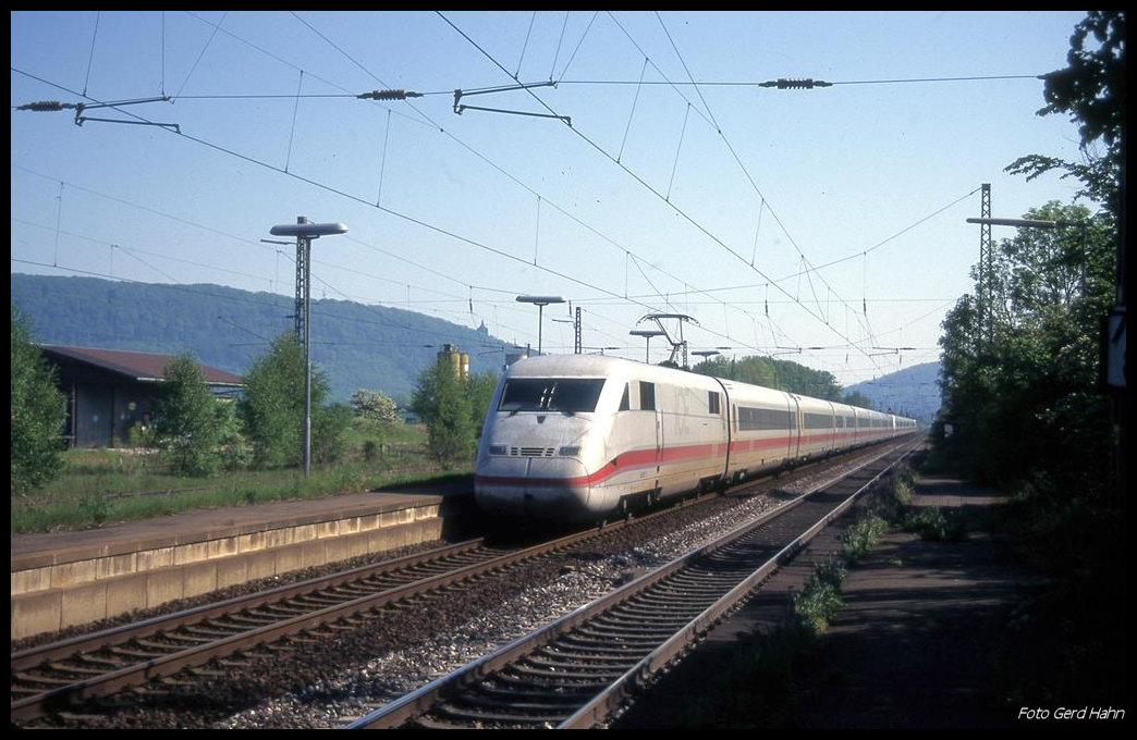 Eine Doppel Garnitur ICE 2 fuhr am 10.5.1998 um 10.30 Uhr vor dem Hintergrund der Porta Westfalica in Richtung Bad Oeynhausen durch den aufgelassenen Bahnhof Vennebeck.