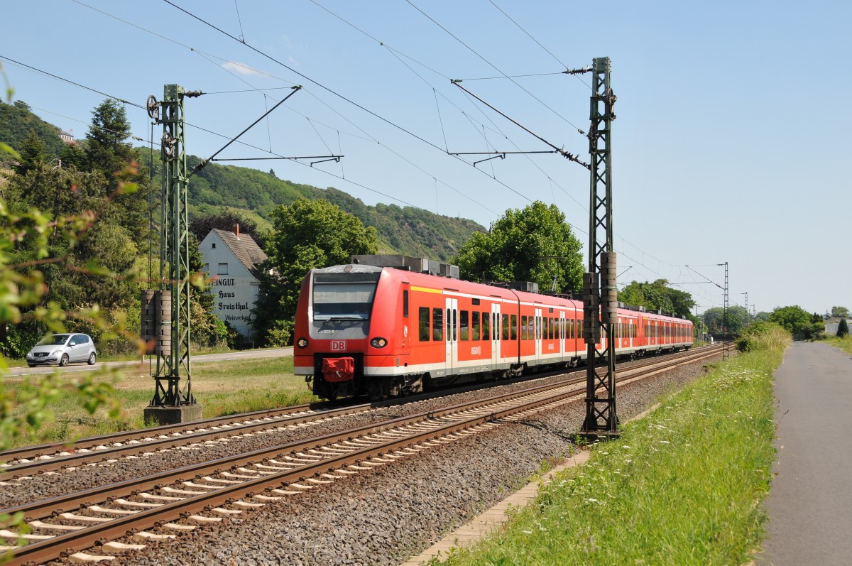 Eine Doppelgarnitur  Quietschis , angeführt von 425 523-8 rechtsrheinisch unterwegs in Richtung Köln, hier aufgenommen in Leutesdorf am 05/06/2015.