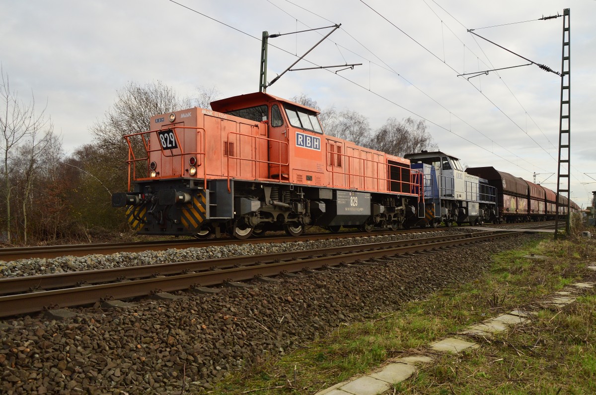 Eine Doppeltracktion bestehend aus RBH 831/1275 869-6 und RBH 829/1275 817-5 mit einem Selbstentladerwagenzug gen Krefeld fahren beim Verkehrsübungsplatz Kaarst. 19.12.2015