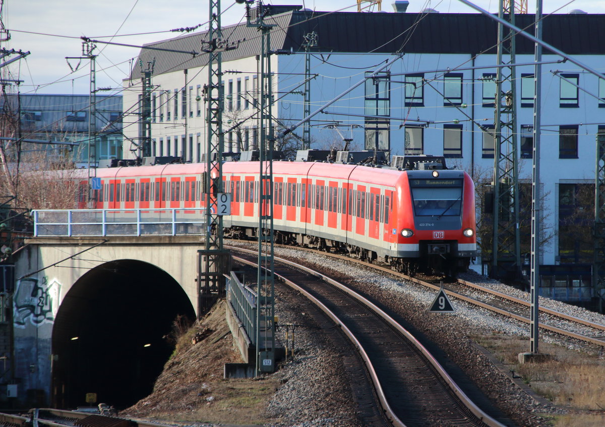 Eine Doppeltraktion der Baureihe 423 erreicht als S3 (Holzkirchen - Mammendorf) den Ostbahnhof.

München Ostbahnhof, 15. Dezember 2017