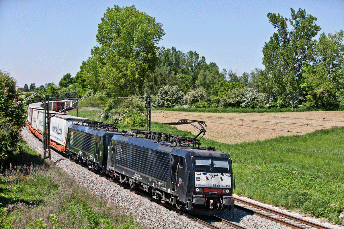 Eine Doppeltraktion der beiden Dispolokomotiven 189-458 und 189 452-6
fahren in Langenisarhofen mit einem Ekol-Sattelaufliegerzug vorüber. Bild vom 18.5.2017