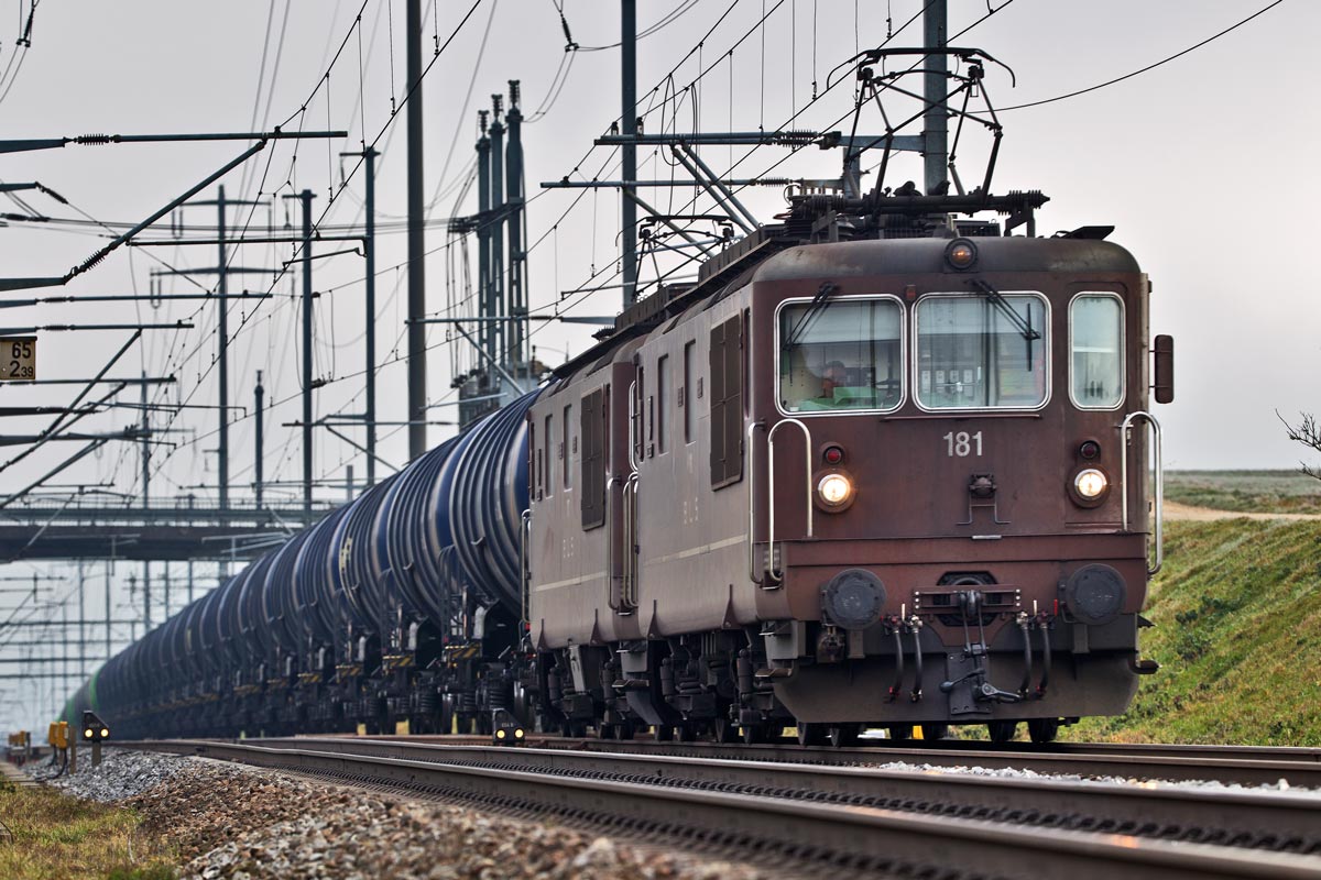 Eine Doppeltraktion bestehend aus der Re 425 181  Interlaken  und der Re 425 177  Zweisimmen  donnert in Möhlin mit einem Düsenkraftstoffzug vorüber.Bild com 7.12.2016
