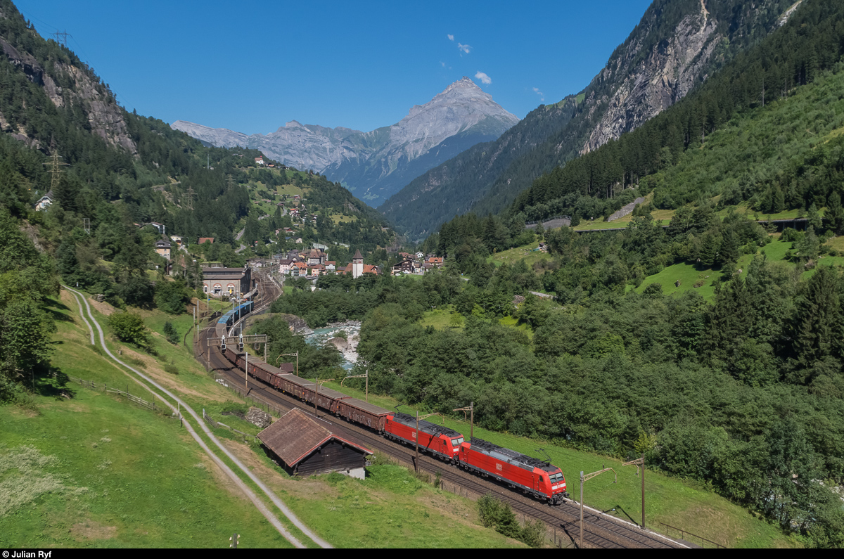 Eine Doppeltraktion DB 185 zieht am 25. August 2016 einen Güterzug bei Gurtnellen bergwärts.