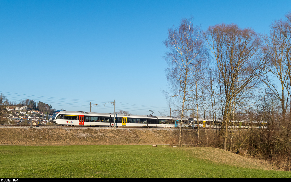 Eine Doppeltraktion GTW von Thurbo ist am 27. Februar 2017 als S35 zwischen Sirnach und Eschlikon unterwegs von Wil nach Winterthur.