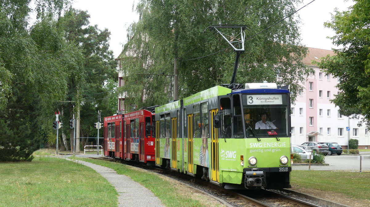 Eine Doppeltraktion KT4D durchquert auf dem Weg nach Königshufen das Blockbau-Viertel Görlitz-Weinhübel. Aufgenommen am 19.7.2018 15:17