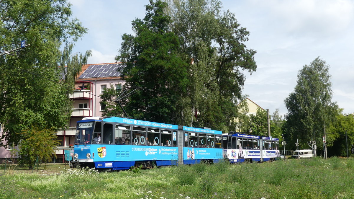 Eine Doppeltraktion KT4D der Görlitzer Straßenbahn passiert in Richtung Süden die Blöcke von Weinhübel. Aufgenommen am 19.7.2018 10:47