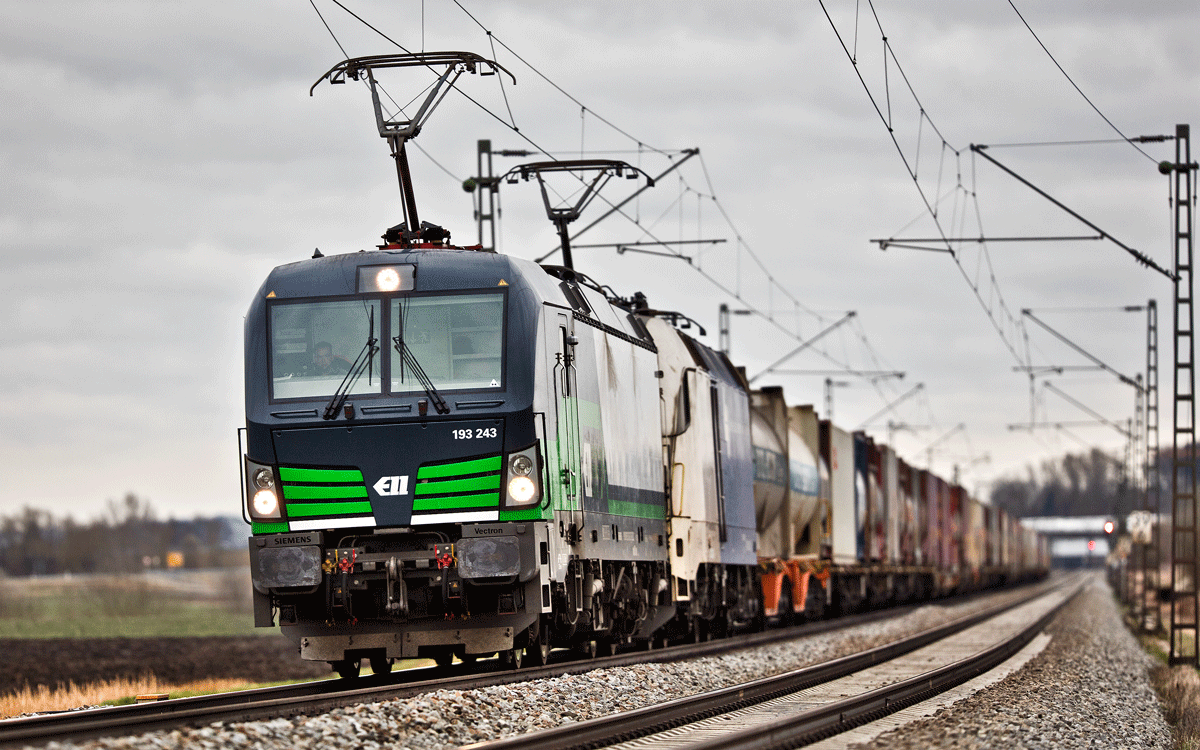 Eine Doppeltraktion der Loks 193 243 und der ES 64 U2 -020 fährt am 18.3.2017 in Niedermünchsdorf mit einem KLV Zug vorüber.