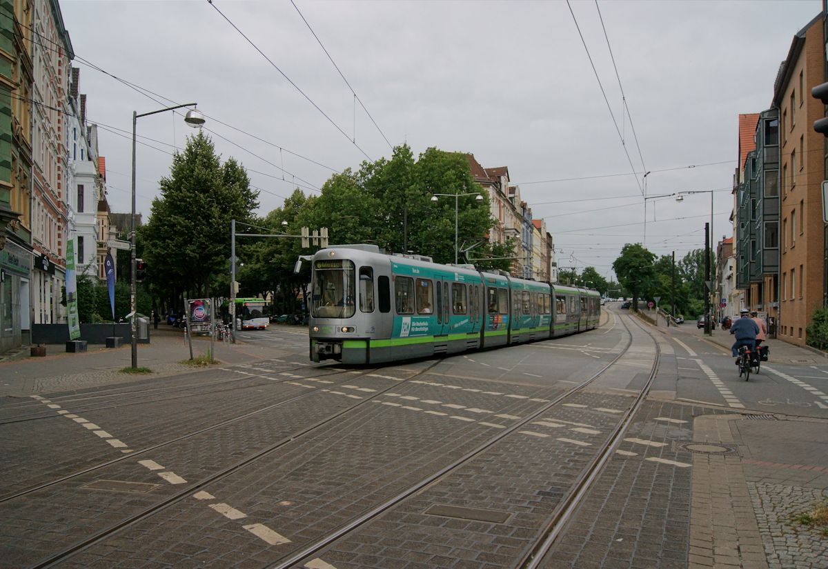 Eine Doppeltraktion Tw2500 der Üstra kreuzt am 16.07.2016 die Haltenhoffstraße in Hannover. Der Zug ist als Linie 6 vom Nordhafen zur Haltestelle Messe Ost unterwegs