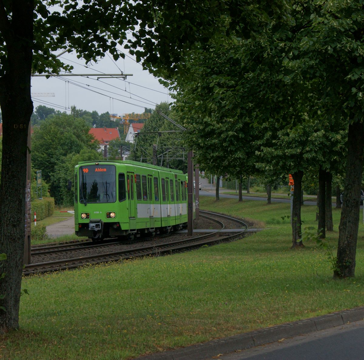 Eine Doppeltraktion Tw6000, geführt von 6138 ist auf dem Weg nach Hannoveraner Hauptbahnhof nach Ahlem und wurde hier in der Nähe der Schleuse Limmer abgelichtet. (16.07.2016)