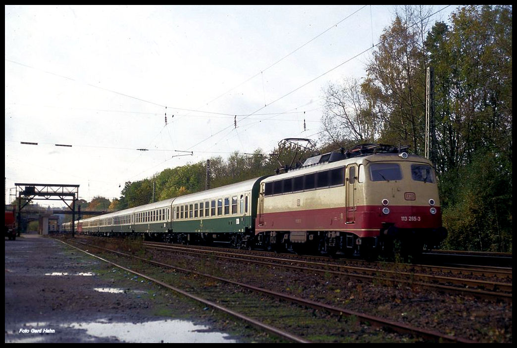Eine DR Garnitur hatte 113265 der DB mit dem D 1035 nach Stralsund am Haken, als der Zug am 4.11.1991 über die Rollbahn durch den Bahnhof Natrup Hagen kam.