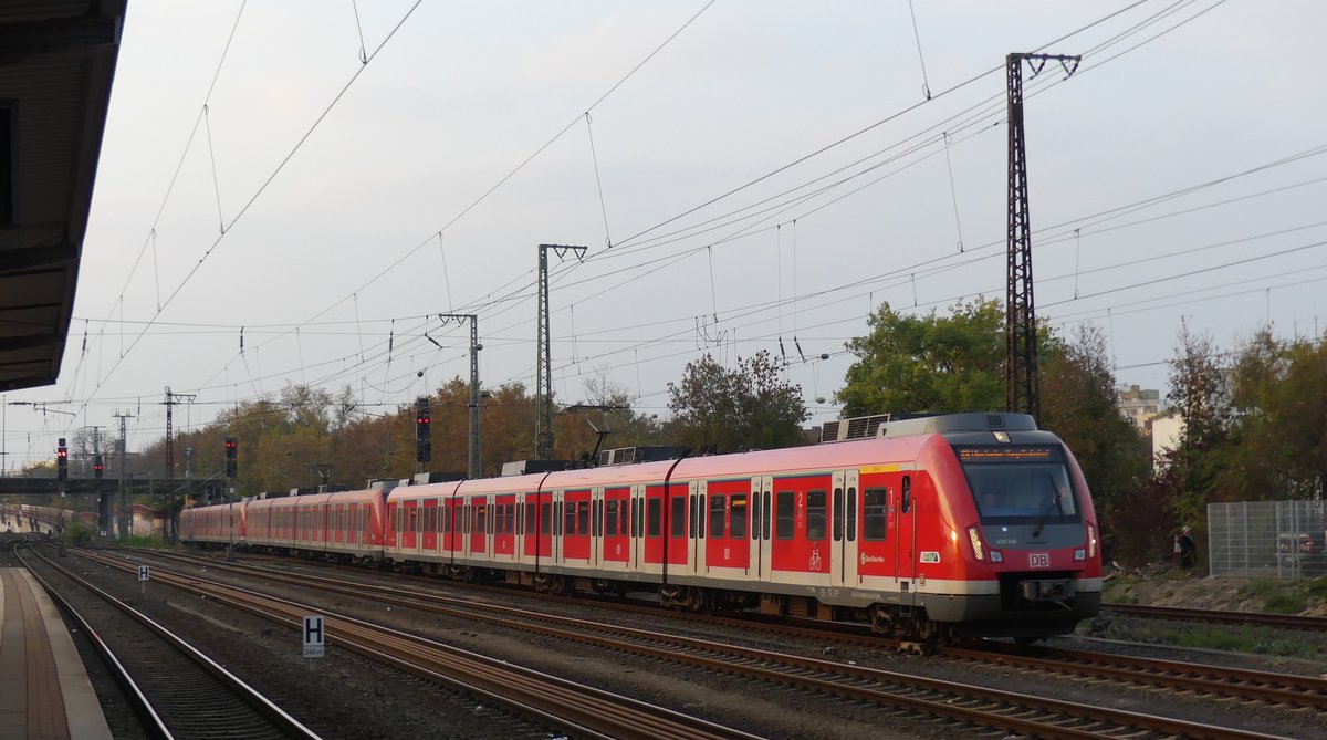 Eine Dreifachtraktion 430 erreicht den Endbahnhof Hanau Hbf. Aufgenommen am 19.10.2018 17:48
