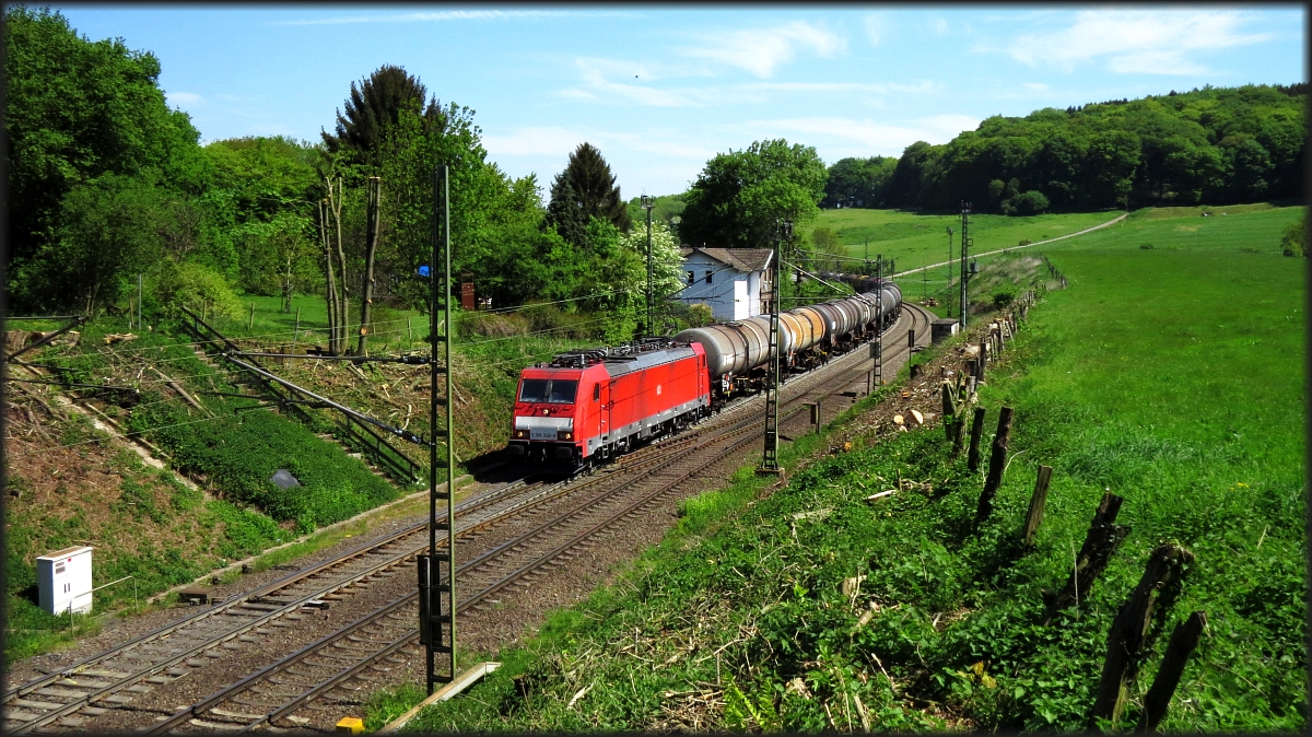 Eine E-186 der DB (Schenker) ist mit ihrer Kesselwagenfuhre am Haken nach Belgien unterwegs. Hier zu sehen am Geussenweg unweit von Aachen am Gemmenicher Tunnel. 
Datiert vom 05.Mai 2018.