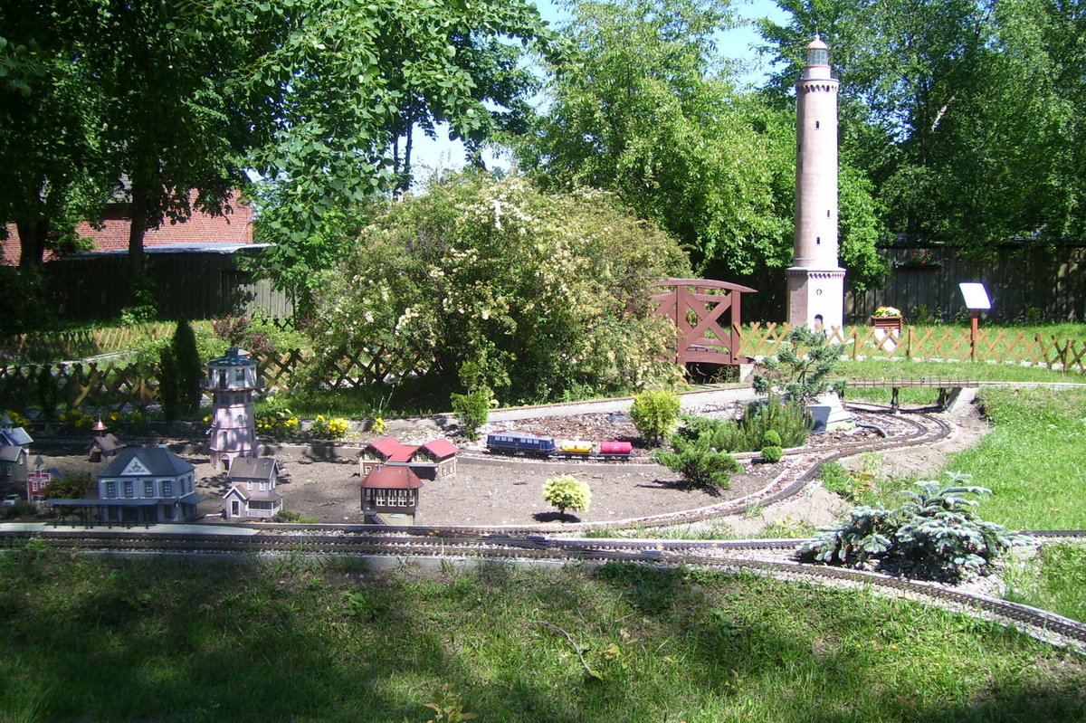 Eine E10 mit zwei Kesselwagen, am 09.06.2017 im Park Miniatur i Kolejek in Dziwnów.