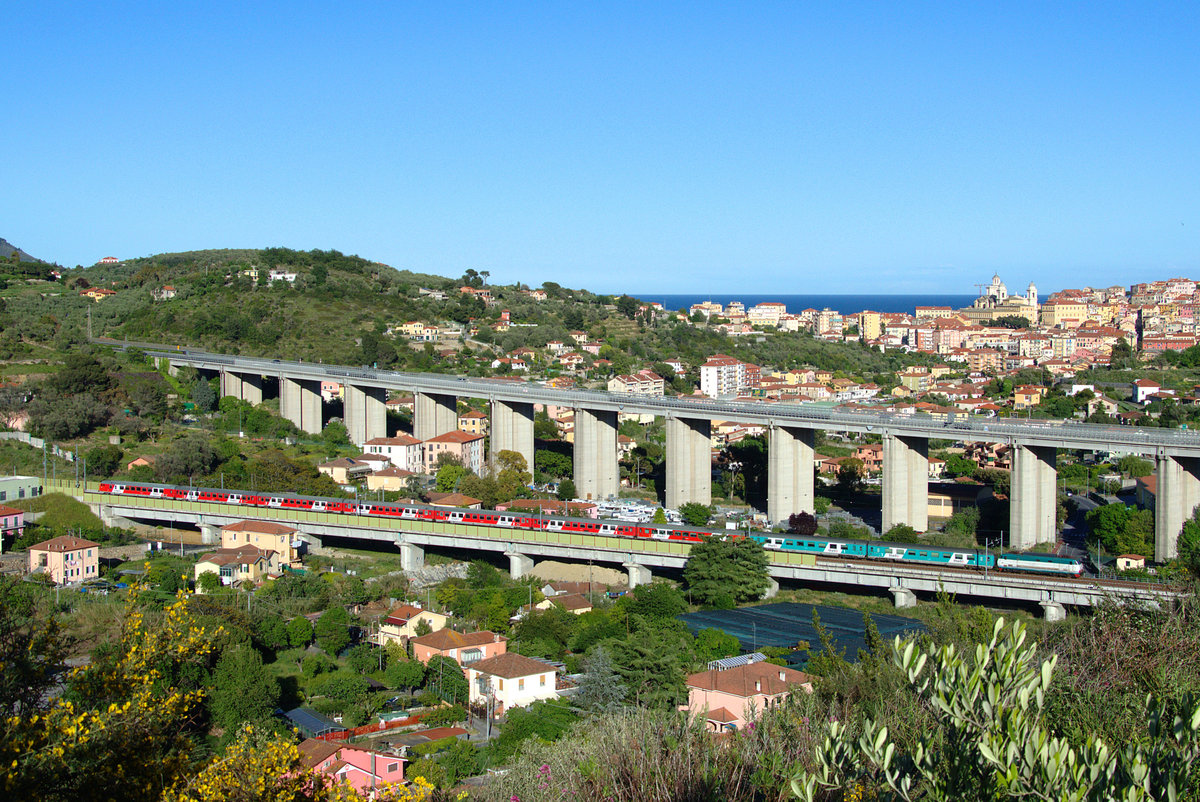 Eine E444 mit EC 159 überquert die Brücke über den Caramagna Bach, in der Nähe von Imperia (Porto Maurizio befindet sich im hintergrund) - 01.05.2017