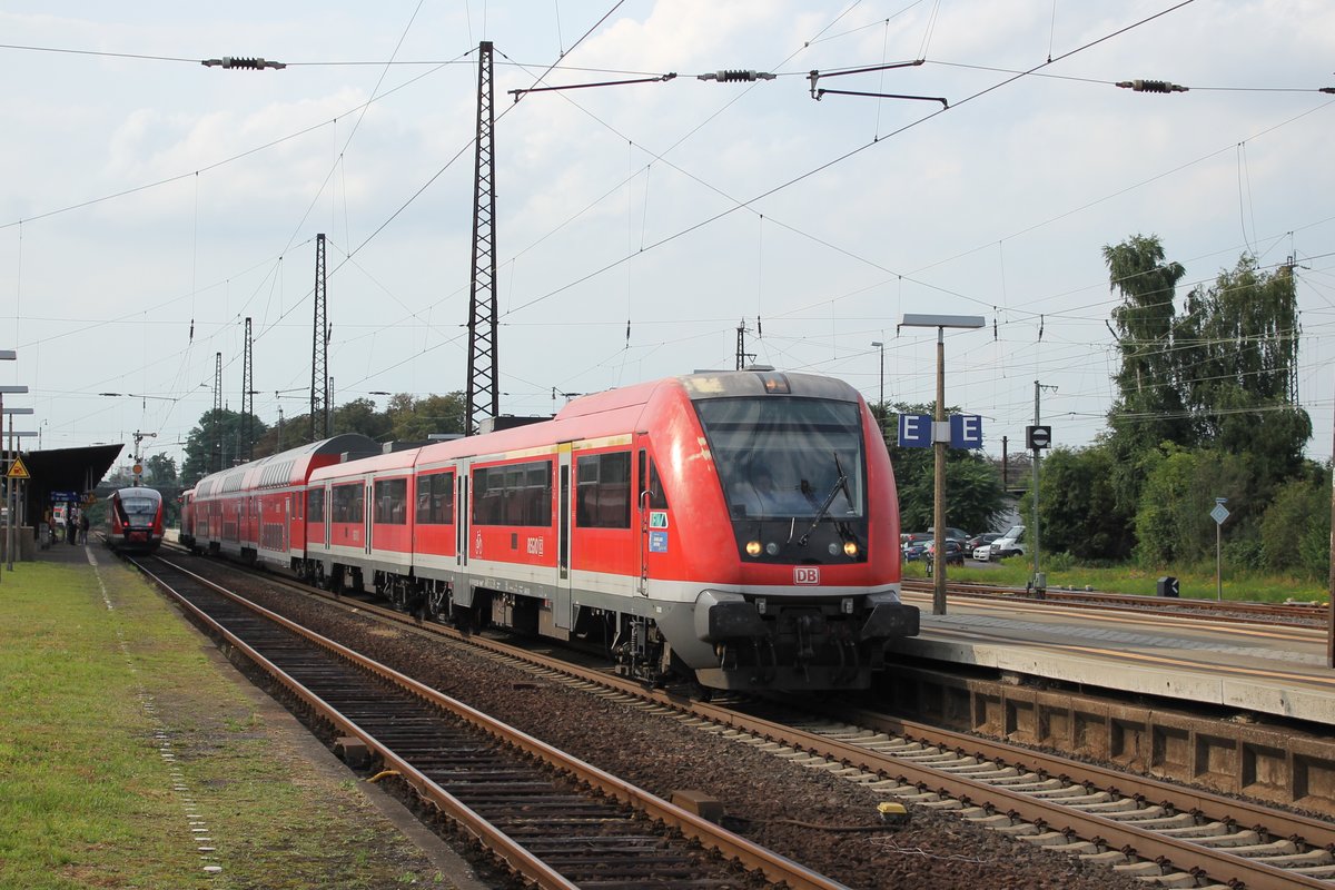 Eine Ersatzgarnitur, bestehend aus zwei Modus-Wagen, drei Doppelstockwagen (3./4. Gen.) und 111 219 fährt am 26. August 2017 als RE 4619 (16:34 ab Frankfurt – Würzburg an 18:21) aus dem Hanauer Hauptbahnhof aus.