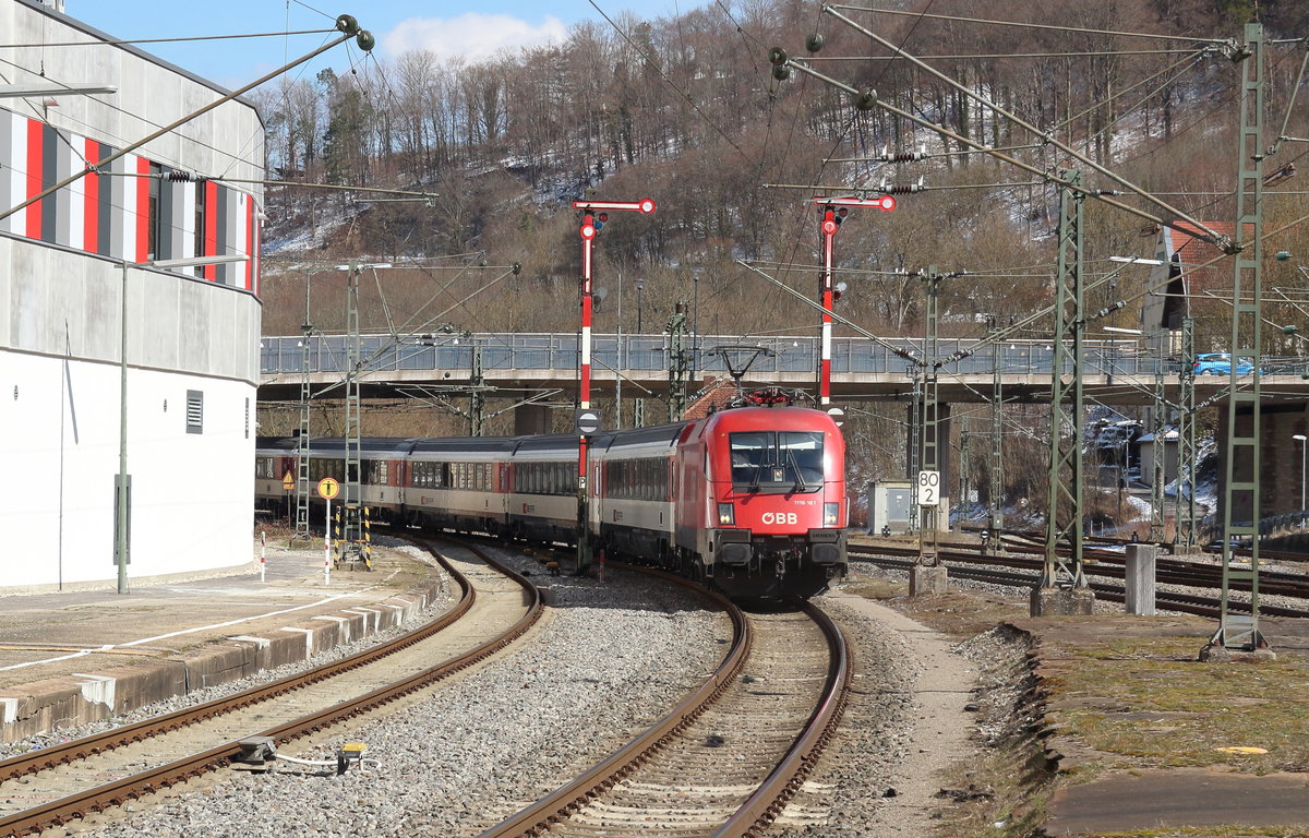 Eine etwas ungewöhnliche Reise (Bild 2).
IC 187 (Stuttgart - Zürich) bei der Einfahrt in den Bahnhof von Horb.

Horb, 21. März 2018