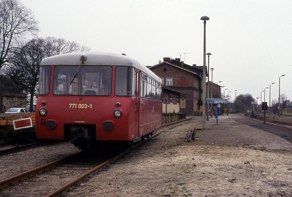 Eine Ferkeltaxe und zwar 771003 stand am 4.10.1994 auf dem Stumpfgleis im Bahnhof Hohenwulsch.