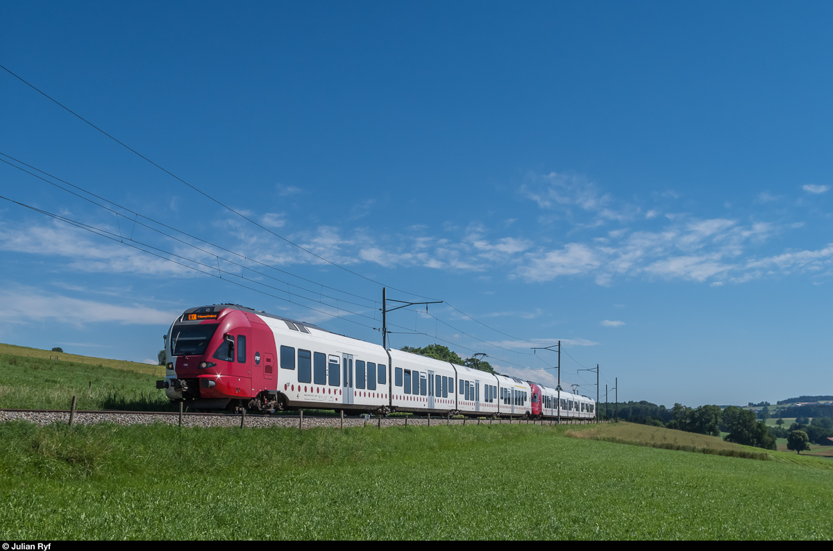 Eine FLIRT-Doppeltraktion fährt am 7. Juli 2016 bei Mézières als RE in Richtung Romont - Fribourg.