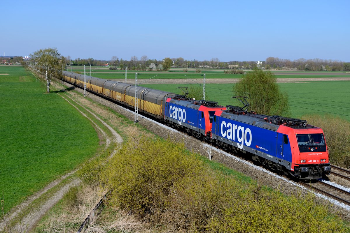 Eine fotogene Doppeltraktion gab es dann noch am Nachmittag des 19. April 2015 bei Achering zu sehen. SBB Cargo 482 048 und eine Schwestermaschine brachten einen aus ARS Autotransportwagen bestehenden Zug aus Richtung Landshut. Im Hintergrund erkennt man die markanten Türme des Freisinger Doms.