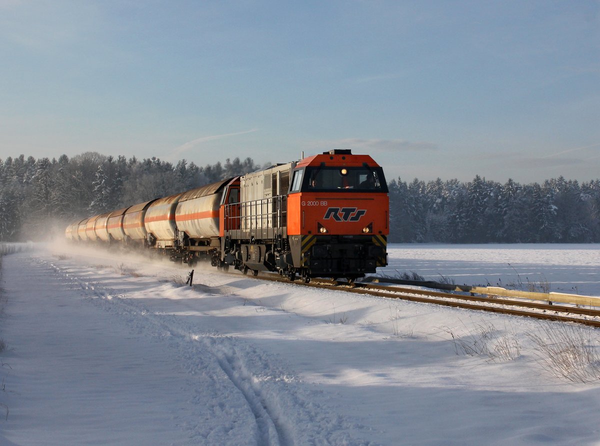 Eine G 2000 mit einem Gaskesselzug am 02.01.2015 unterwegs bei Pirach.