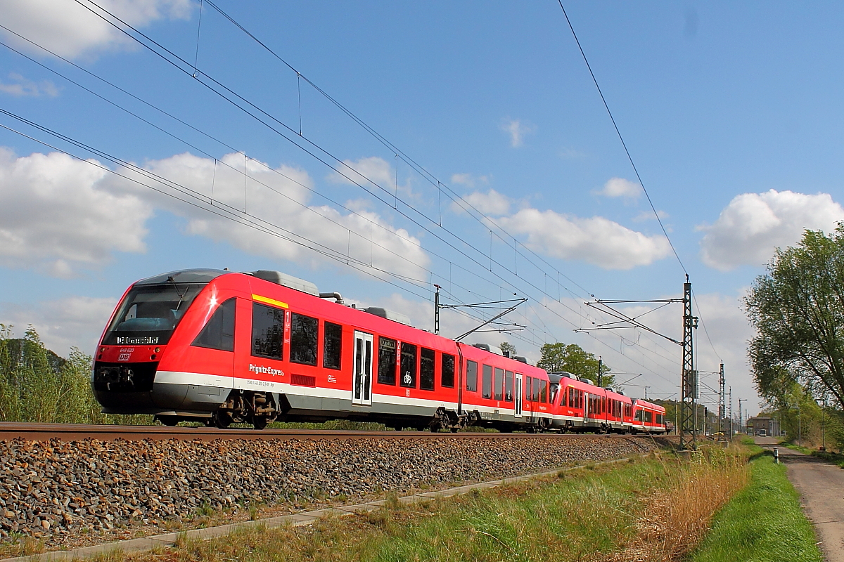 Eine ganz ungewöhnliche Fuhre.
Zwei LINT 41 (648 611-1 648 620-2) ziehen einen GTW 2/6 (646 008-2) mit einem zweiachsigen Flachwagen am 25.04.2018 durch Nassenheide.
