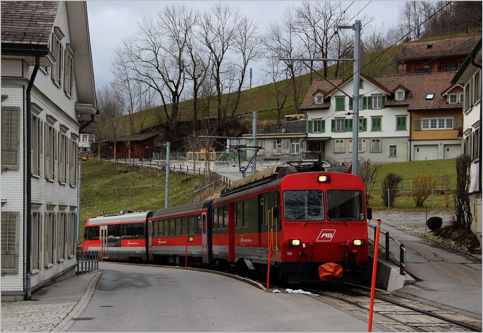 Eine Garnitur der Appenzeller Bahnen (verkehrend von St.Gallen nach Appenzell) bei der Ortsdurchfahrt Zweibrücken. In wenigen Jahren sollen diese  bunten  Züge durch Tango Stadtbahnfahrzeuge ersetzt werden. 1.3.14