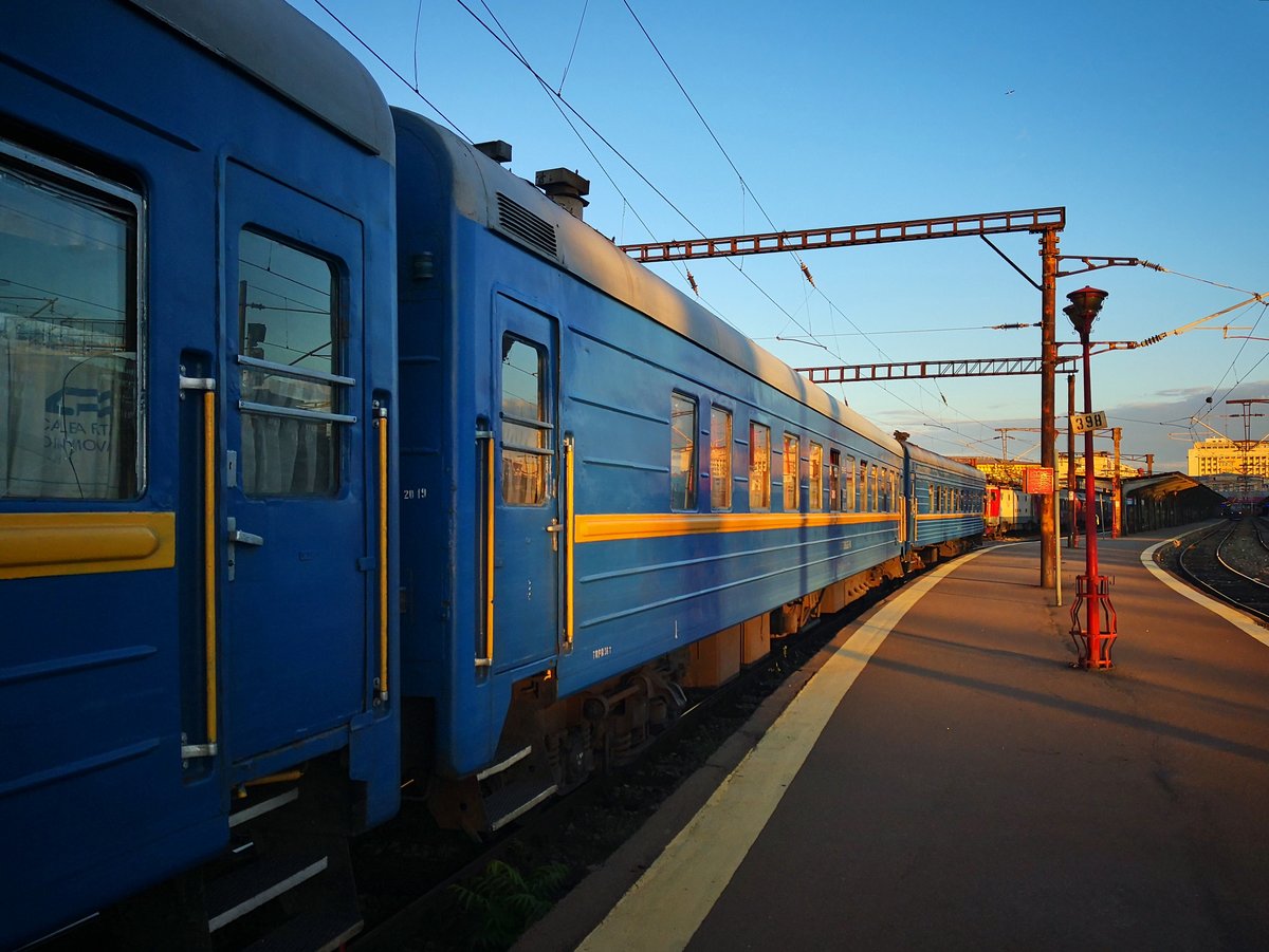 Eine Garnitur Personenwagen aus Moldawien fhrt tglich zwischen Bukarest und Chicinau als Interregio. In dieser Aufnahme vom 26.09.2018 wird die Garnitur im Nordbahnhof Bukarest gezeiht, als sie zum Bahnsteig geschoben wird.