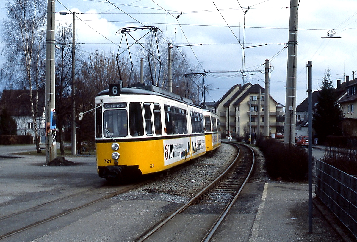 Eine GT4-Doppeltraktion mit dem führenden GT4 721 hält am 01.03.1987 in Echterdingen Hinterhof. Mit der Umstellung auf Stadtbahnbetrieb im November 1990 wurde der Streckenabschnitt Leinfelden - Echterdingen stillgelegt.