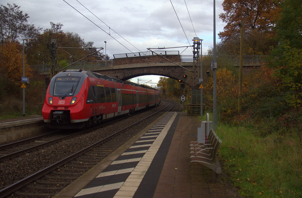 Eine Hamsterbacke 442 705 DB als RB82 aus Kobelenz-Hbf nach Trier-Hbf und kommt aus Richtung Koblenz und hält in Salmtal und fährt weiter in Richtung Trier.
Aufgenommen vom Bahnsteig 1 in Salmtal. 
Bei Regenwolken am Nachmittag vom 11.11.2018.