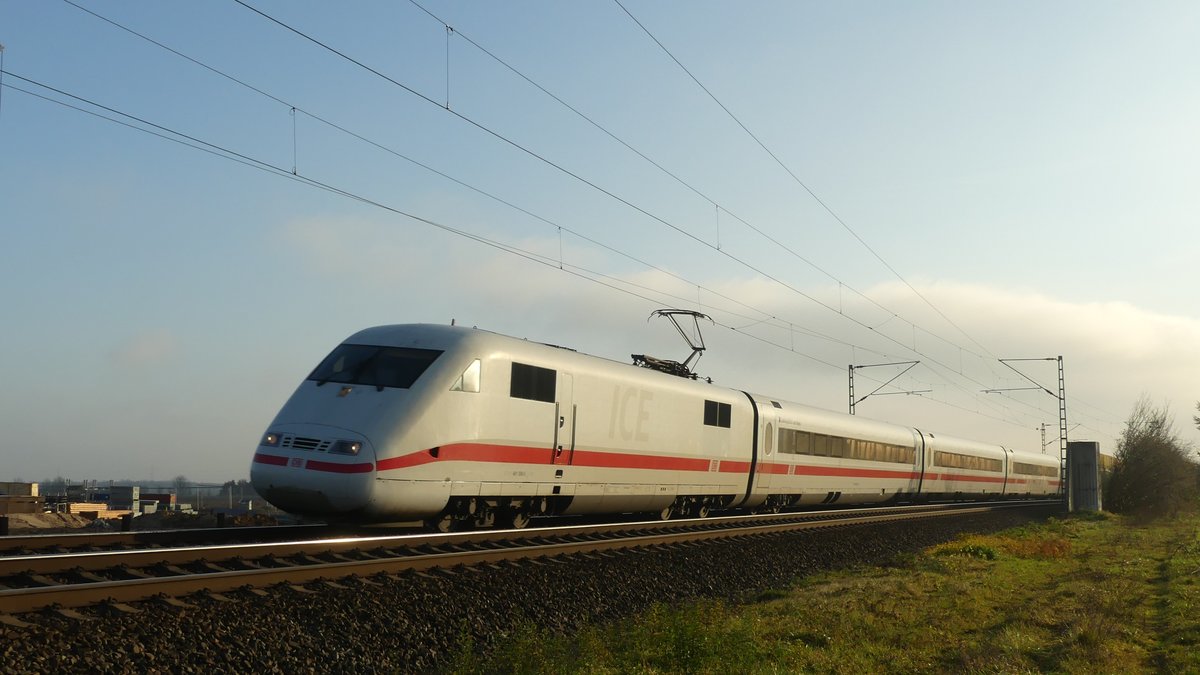 Eine ICE 1 saust über die Riedbahn gen Norden und konnte hier zwischen Groß-Rohrheim und Gernsheim aufgenommen werden. Aufgenommen am 2.12.2017 14:50
