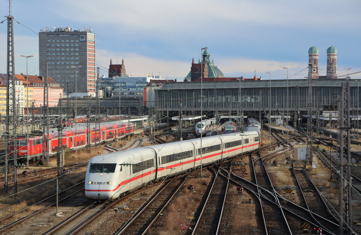 Eine ICE2-Doppeltraktion verlässt München auf dem Weg nach Hamburg/Bremen.

München Hauptbahnhof, 14. Dezember 2017