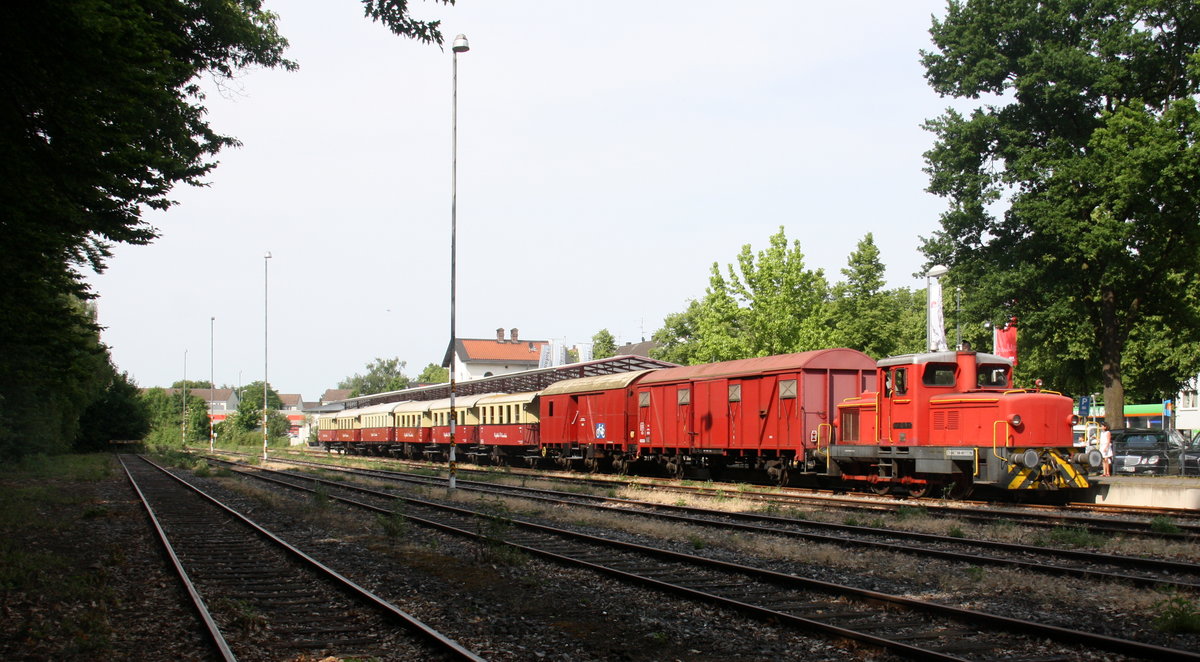 Eine Kleine Dieselok von dem Schluff mit einem Personenzug von Krefeld-Nord nach Krefeld-Sankt-Tönis.
Aufgenommen in Krefeld-Nord(D). 
Bei Sommerwetter am Nachmittag vom 28.5.2017.  