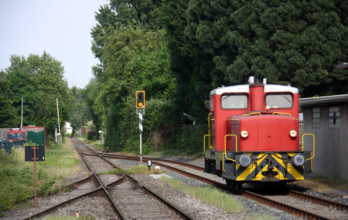 Eine Kleine Dieselok von dem Schluff rangiert in  Krefeld-Sankt-Tönis.
Aufgenommen vom Bahnsteig 1 von Krefeld-Sankt-Tönis.
Bei Sommerwetter am Nachmittag vom 28.5.2017.