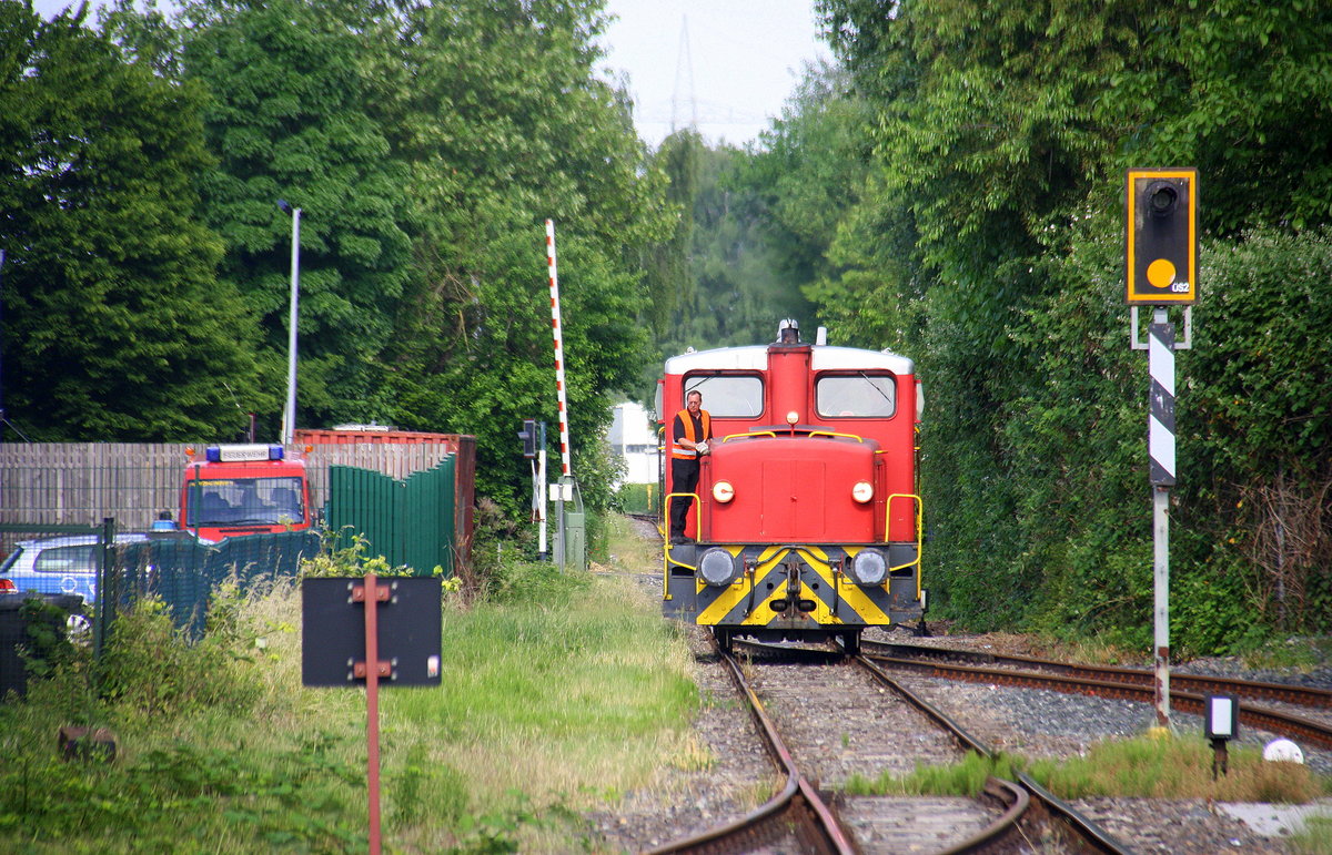 Eine Kleine Dieselok von dem Schluff rangiert in Krefeld-Sankt-Tönis. Aufgenommen vom Bahnsteig 1 von Krefeld-Sankt-Tönis. Bei Sommerwetter am Nachmittag vom 28.5.2017.