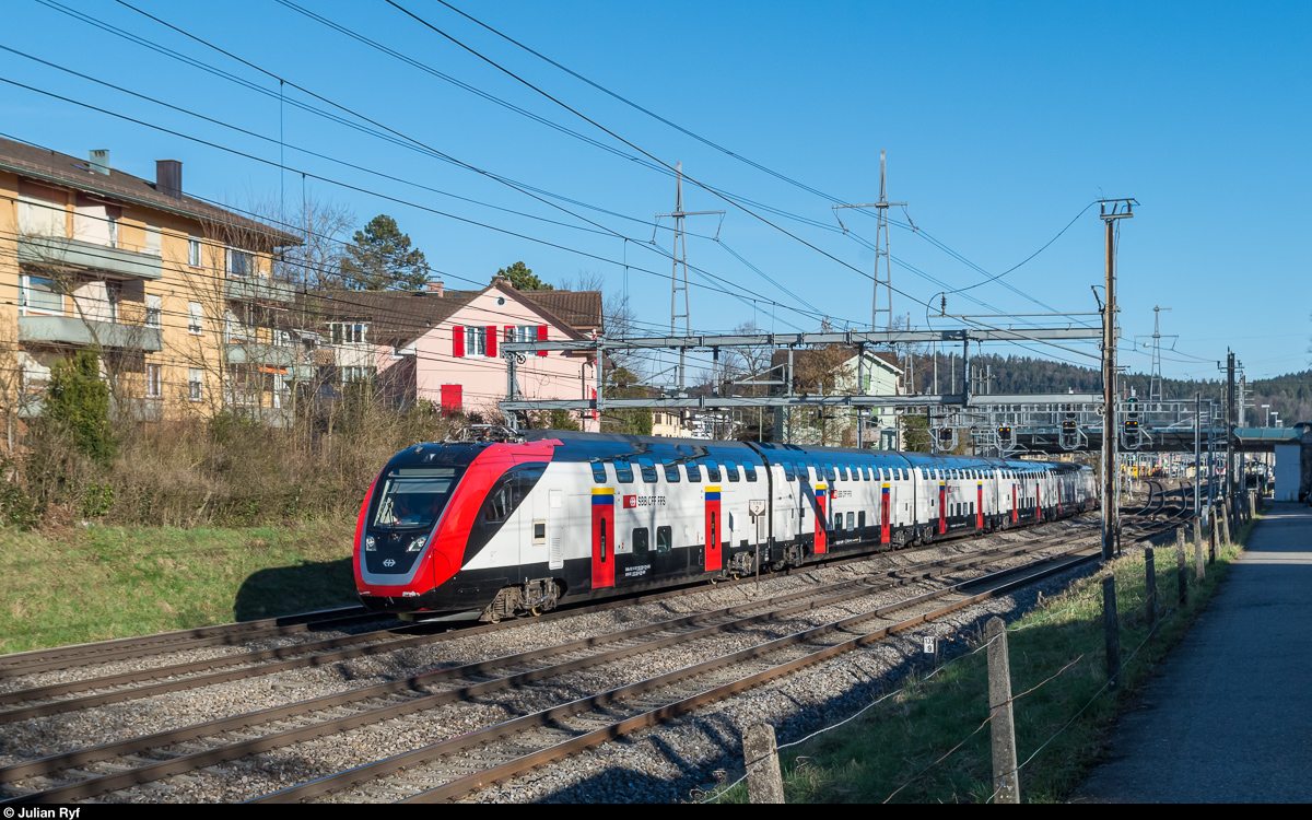Eine knappe halbe Stunde nach der Doppeltraktion aus den RABe 502 208 und 206 kam am 10. März 2017 in Winterthur aus einer anderen Richtung auch noch der RABe 502 203 angefahren, ebenfalls eine IR200-Version des Twindexx. 