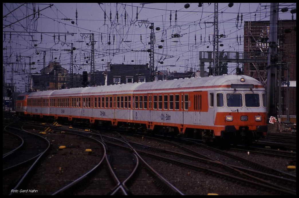 Eine komplette Garnitur der Citybahn der Aggertalbahn war am 26.4.1990 im Einsatz. Um 14.10 Uhr fuhr sie in Richtung Gummersbach in den HBF Köln ein.