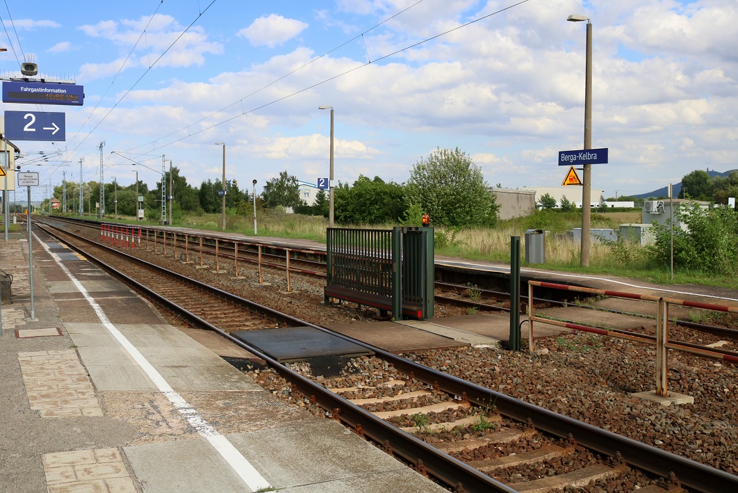 Eine kreative Lösung für Fußgänger, die den anderen Bahnsteig erreichen wollen, bietet ein Tor im Bahnhof Berga-Kelbra auf der Bahnstrecke Halle–Hann. Münden (KBS 590), das sich schließt, sobald sich ein Zug nähert. Hier wurde es im geöffneten Zustand aufgenommen. [4.8.2017 - 16:59 Uhr]