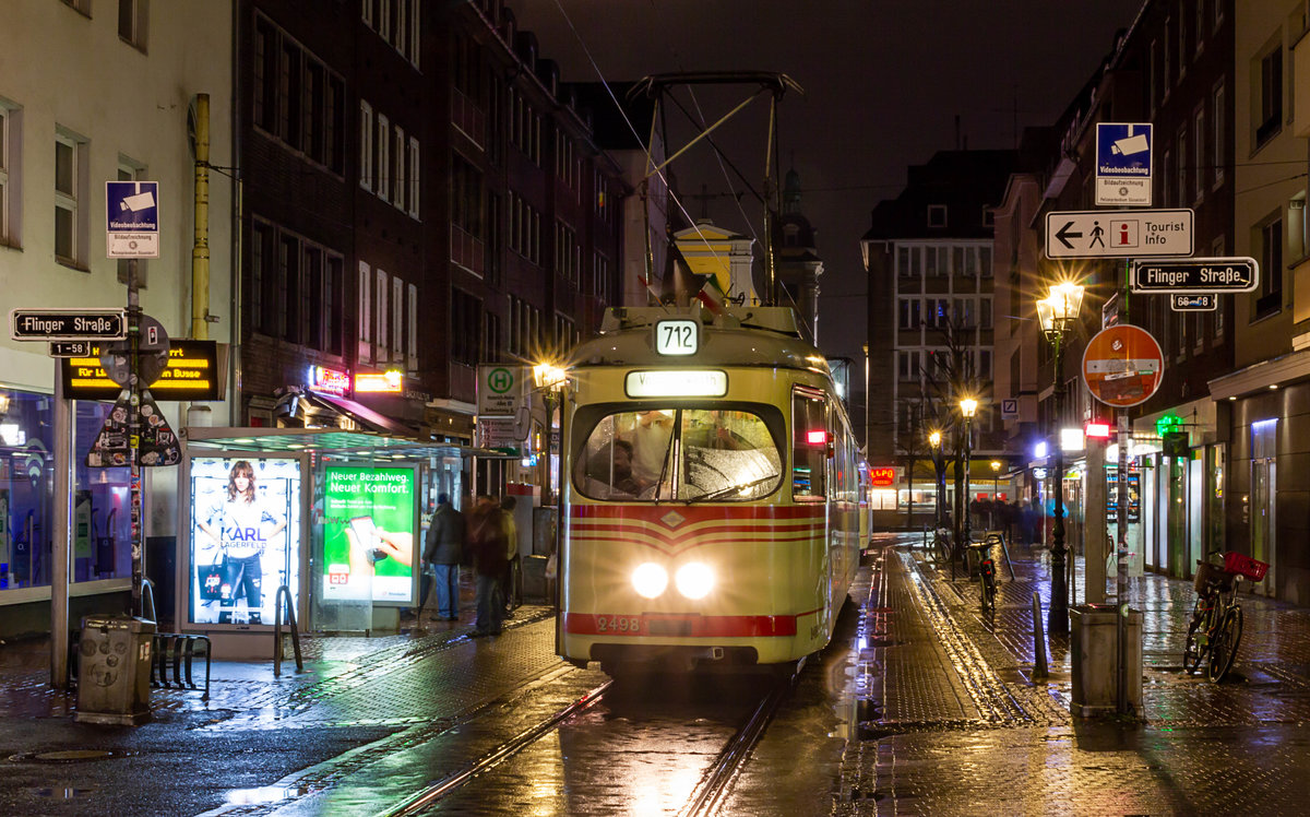 Eine letzte Fahrt über die Düsseldorfer Altstadtstrecke: Im Zuge einer Sonderfahrt konnte Wagen 2498 am Abend des 20. Februar 2016 an der Haltestelle Heinrich-Heine-Allee aufgenommen werden.