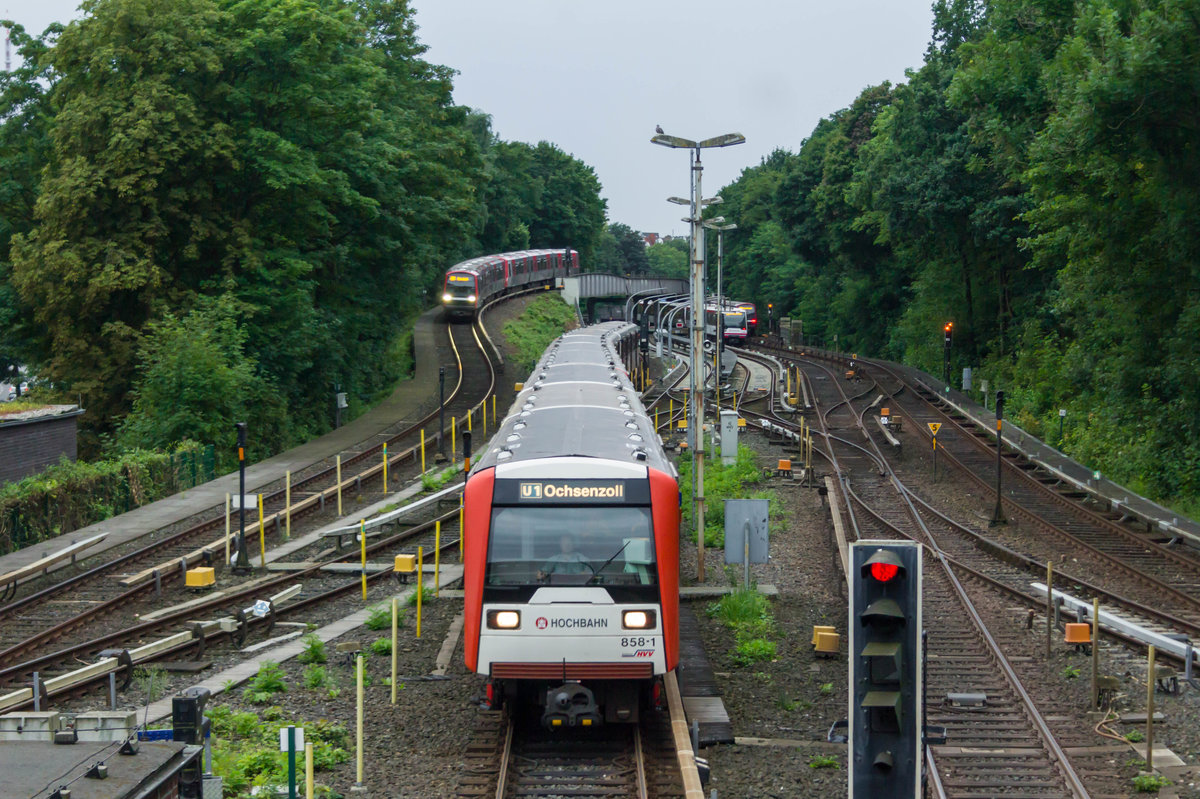 Eine der letzten bei der Hamburger Hochbahn verbliebenen DT3-Einheiten, gebildet aus den Wagen 858, 855 und 817, erreicht am Abend des 8.8.2017 auf der Linie U1 den Bahnhof Kellinghusenstraße