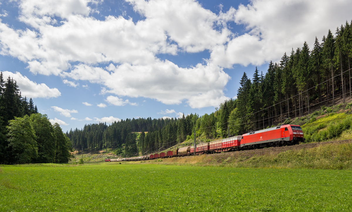 Eine Lok der Baureihe 152 zieht einen kurzen gemischten Güterzug über die Frankenwaldbahn bei Steinbach (12.07.2014)