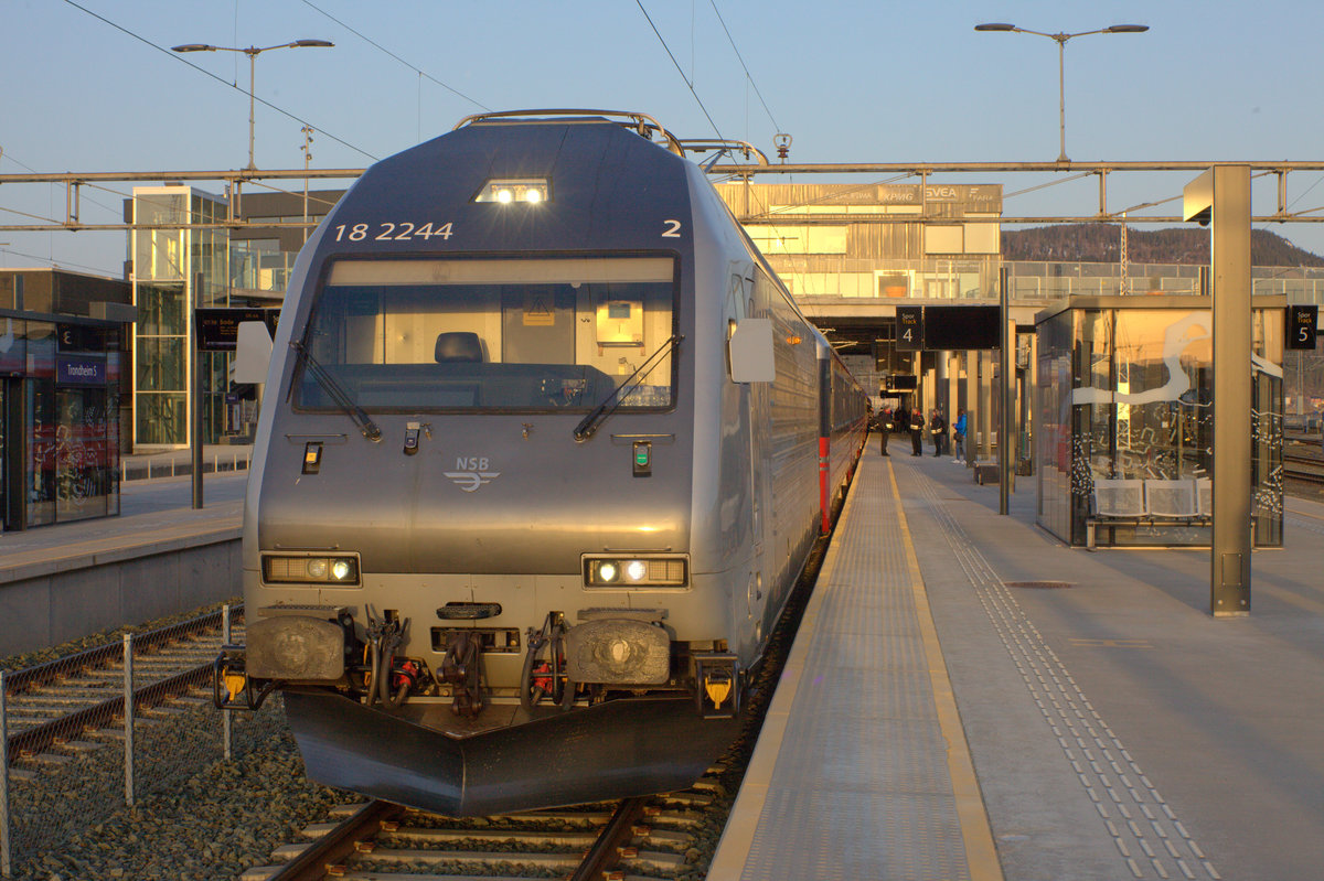 Eine Lok der Baureihe 18, 2244 brachte den Nachtzug  pünktlich von Oslo nach Trondheim.14.04.2018 06:39 Uhr.
