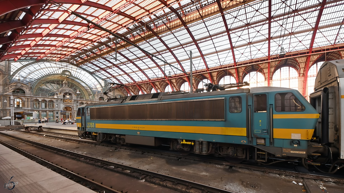 Eine Lokomotive der Baureihe HLE 27 im Bahnhof Antwerpen Centraal. (Juli 2018)