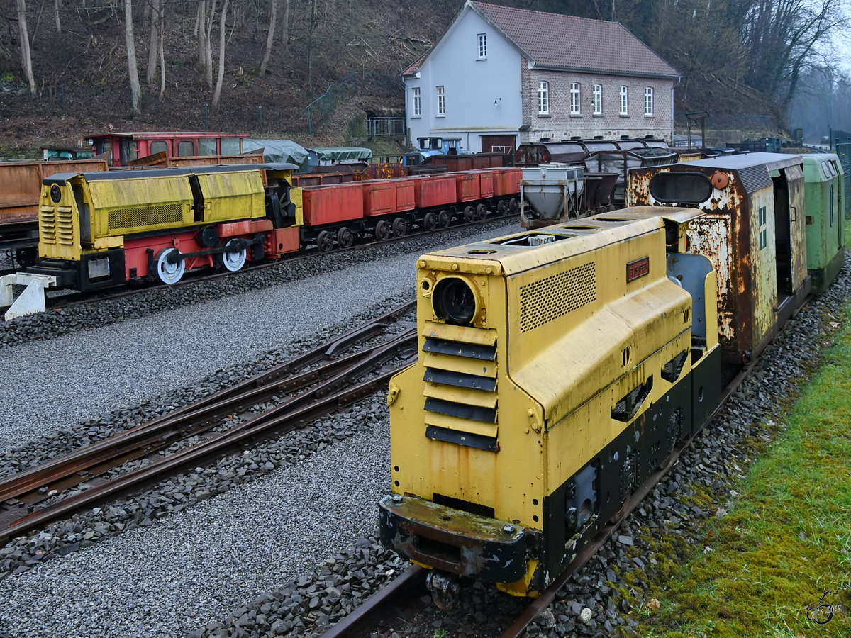 Eine Lokomotive Klöckner-Humboldt-Deutz A2M 517 G  Elisabeth  und A6M 517 im Gruben- und Feldbahnmuseum Zeche Theresia.