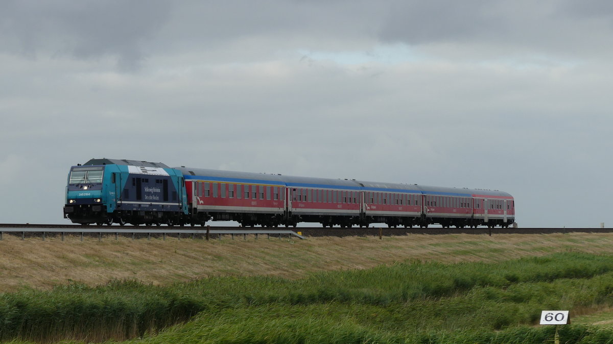 Eine Marschbahn-Ersatzgarnitur überquert gezogen von 245 210 den Hindenburgdamm in Fahrtrichtung Westerland. Aufgenommen am 9.7.2018 19:26