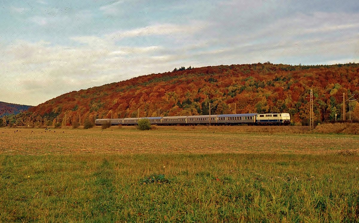 Eine meiner ersten Eisenbahnfotos zeigt den  Eilzug  Stuttgart-Tübingen, gezogen von einer 111er mit Silberlingen und Steuerwagen im Neckartal bei Lustnau.
Dia-Aufnahme vom Herbst 1992.