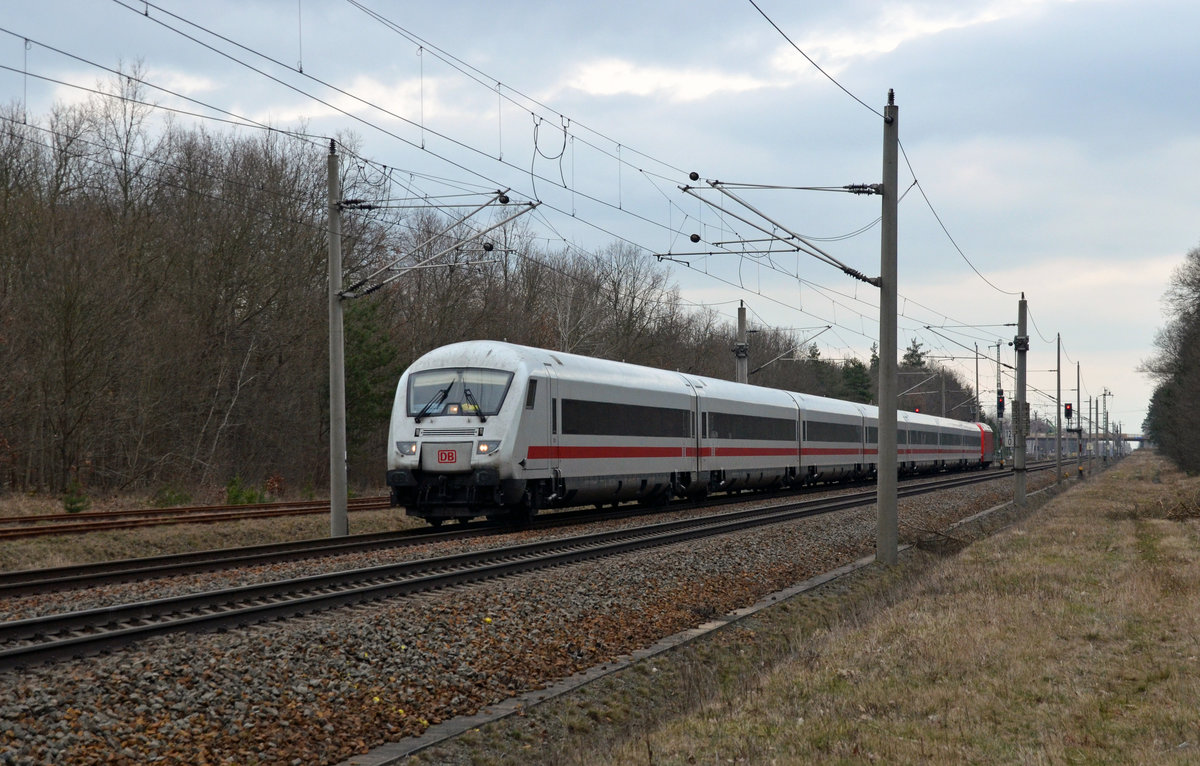 Eine MET-Garnitur war am 27.03.16 mit 101 131 als Schublok unterwegs als IC 2185 von Rostock nach Leipzig. Hier passiert der Zug Burgkemnitz.