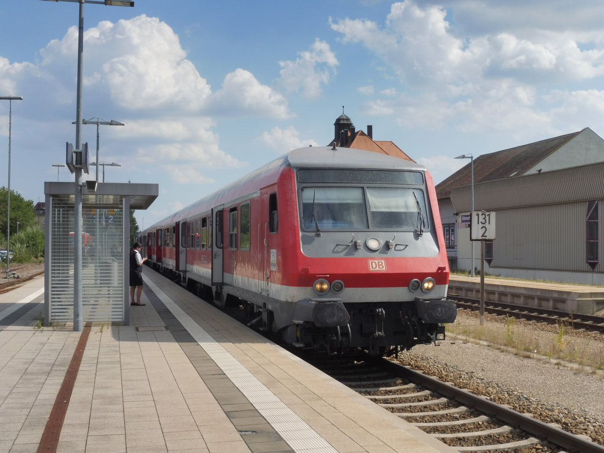 Eine n-Wagen Ersatzgarnitur mit dem 80-35 155 an der Spitze des IREs nach Stuttgart Hbf in Biberach(Riß), Juli 2018